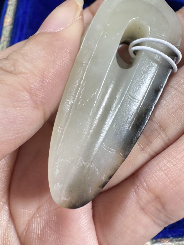 明 玉浮雕螭龙纹鸡心坠 - 图8