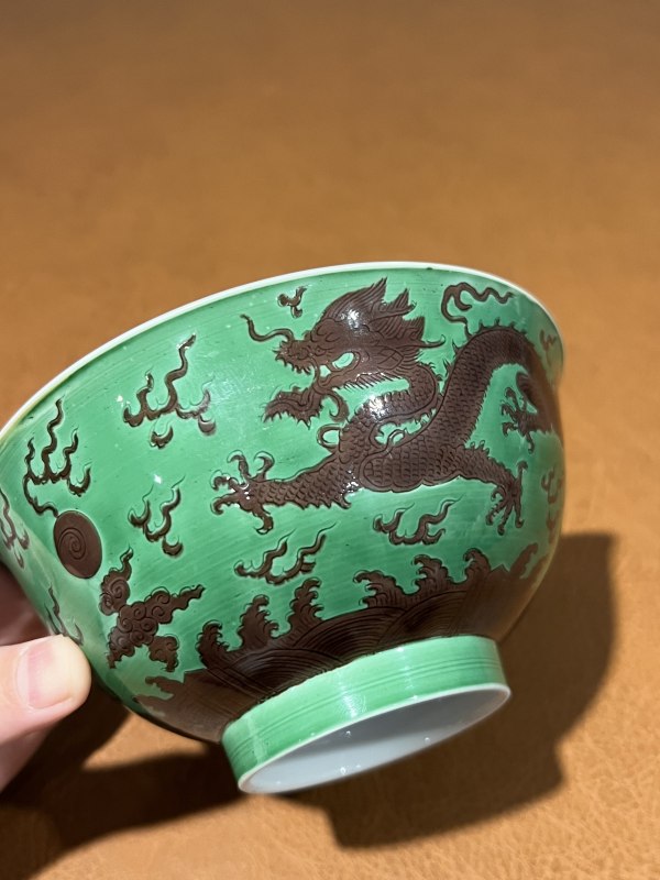 清乾隆 绿地紫彩云龙纹碗 - 图8
