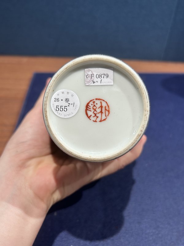 民国 竹溪粉彩丛菊图瓶一对 - 图8