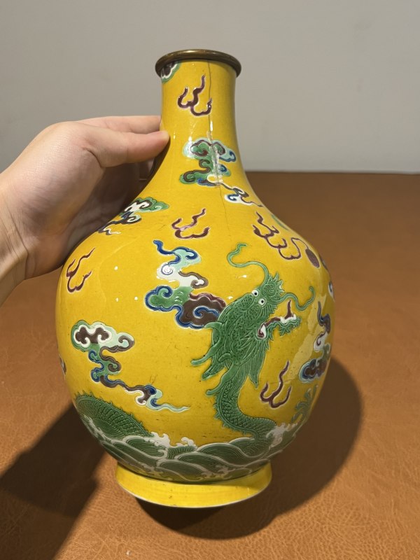 清嘉庆 黄地三彩苍龙教子纹瓶 - 图4