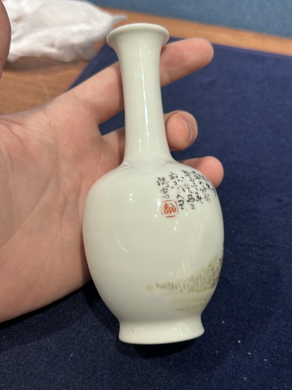 1933年 作王琦粉彩渊明采菊图瓶 - 图4