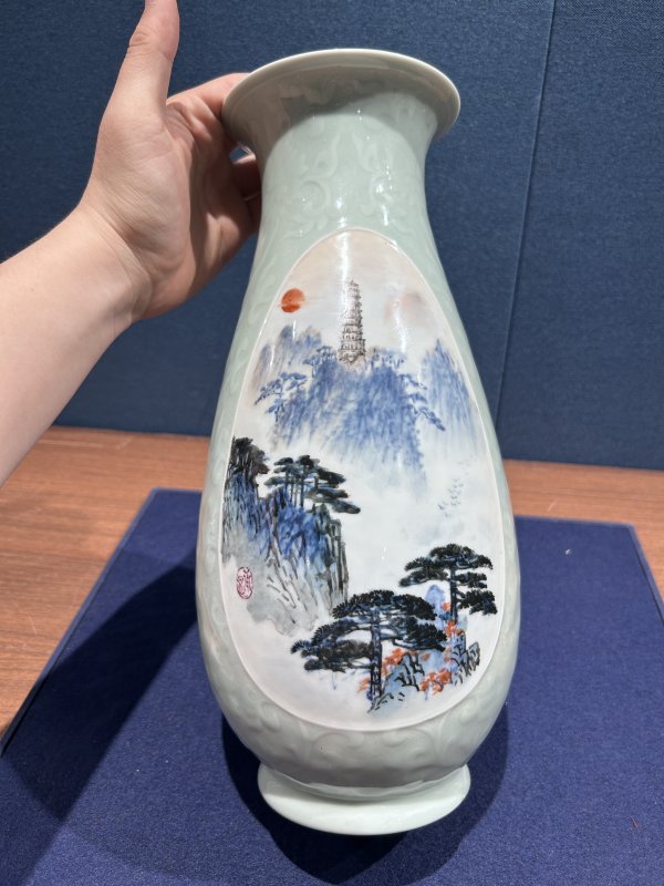 1960年作 王承显青釉开光青花斗彩山水图琵琶瓶 - 图4