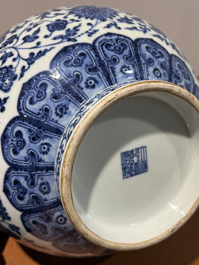 清乾隆 青花缠枝莲纹赏瓶 - 图13