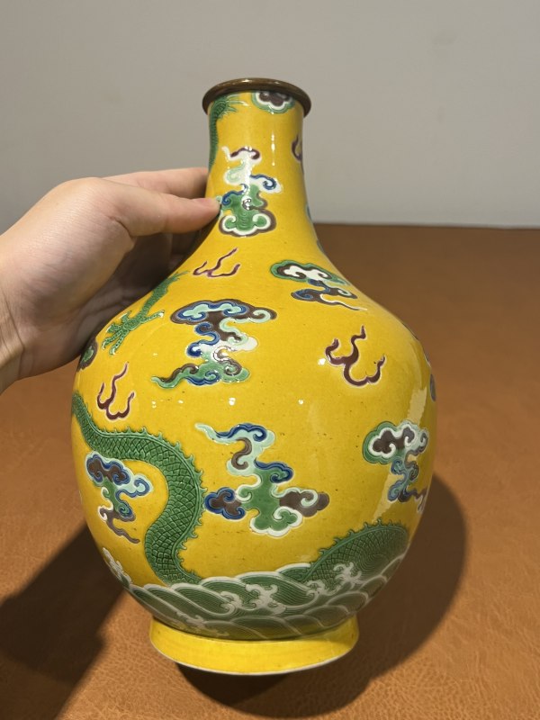 清嘉庆 黄地三彩苍龙教子纹瓶 - 图5