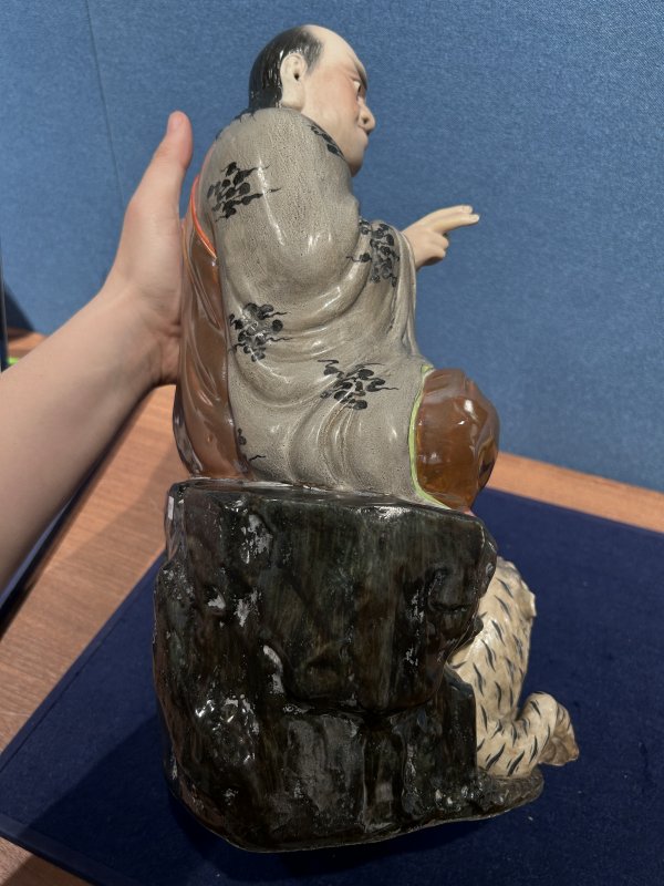 1950年作 曾龙升粉彩伏虎罗汉瓷塑 - 图8
