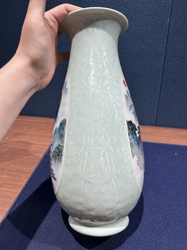 1960年作 王承显青釉开光青花斗彩山水图琵琶瓶 - 图5