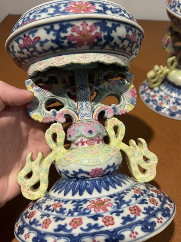 清乾隆 青花粉彩缠枝花卉纹供座（一对） - 图8