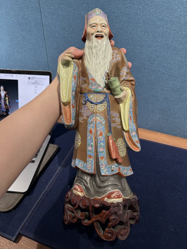 民国 曾龙升粉彩八仙之张果老瓷塑 - 图2