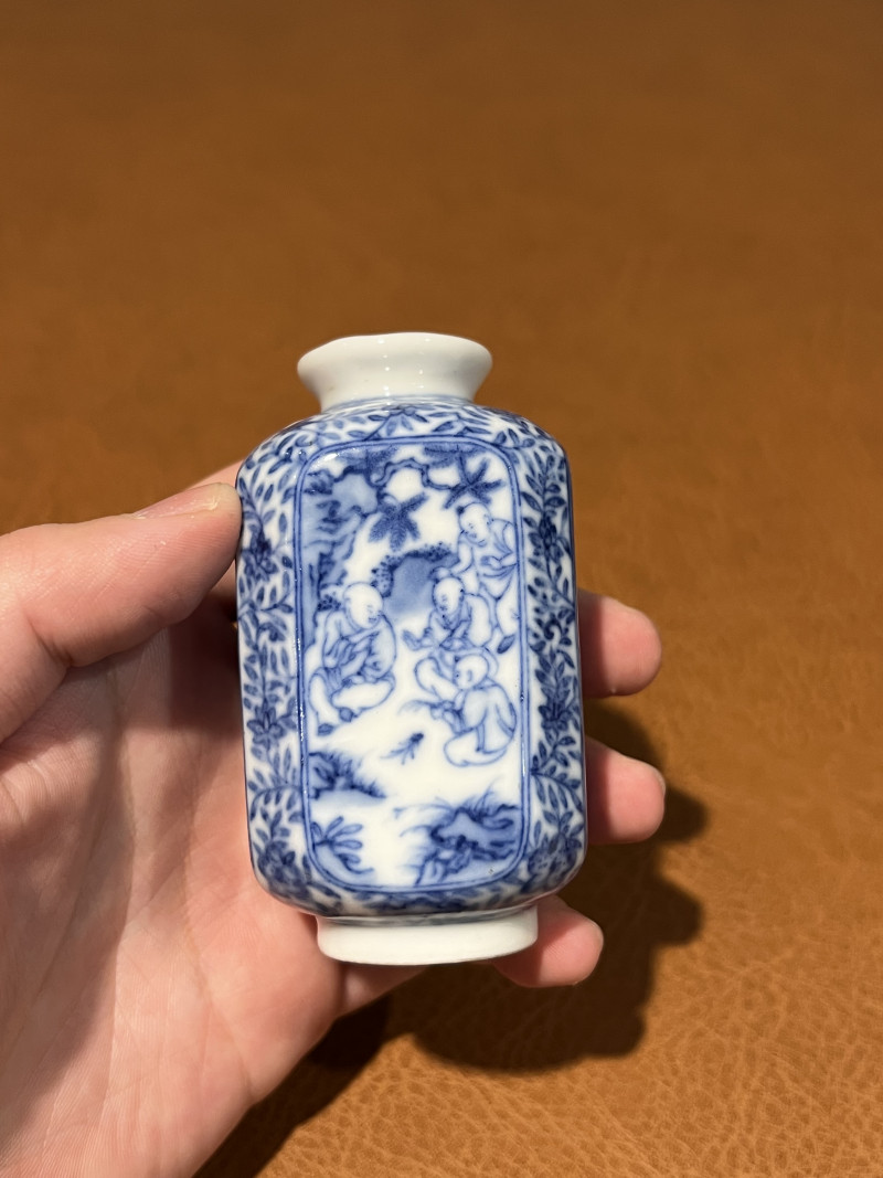 清 青花缠枝花卉开光婴戏图小瓶 - 图5