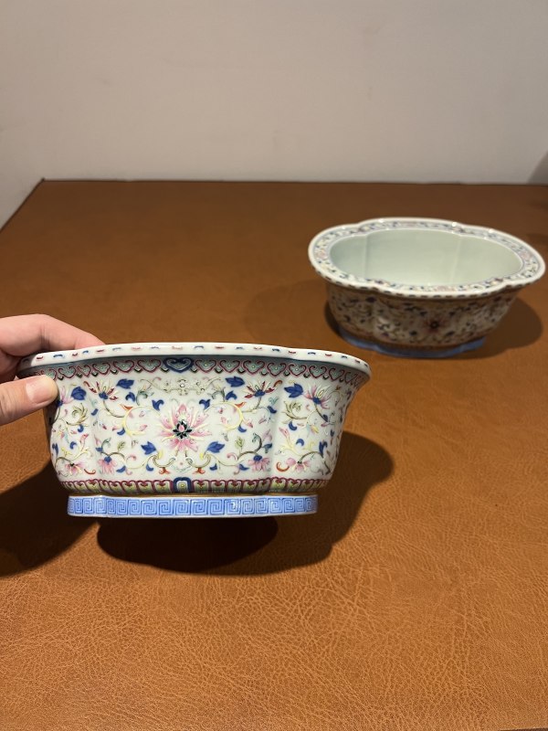 清道光 洋彩缠枝莲纹海棠形水仙盆（一对） - 图2
