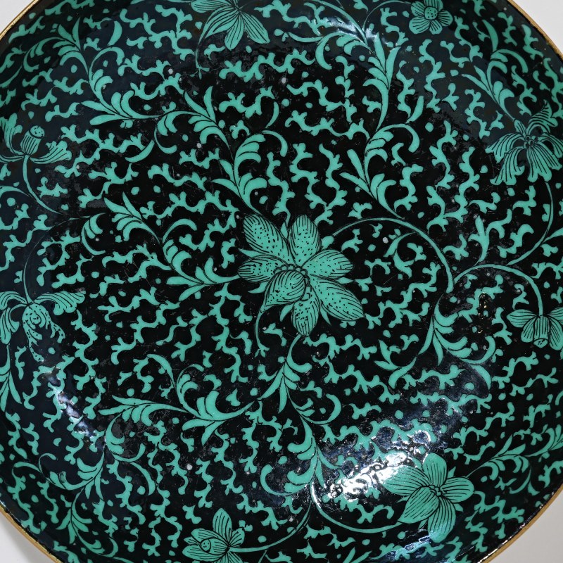 清乾隆墨地绿彩缠枝花卉纹盘-多宝古瓷宝典