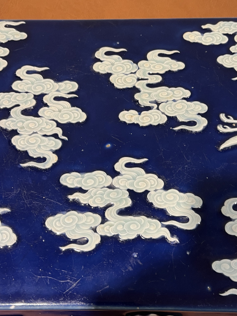 清雍正 蓝地浮雕云鹤纹蒲台 - 图5