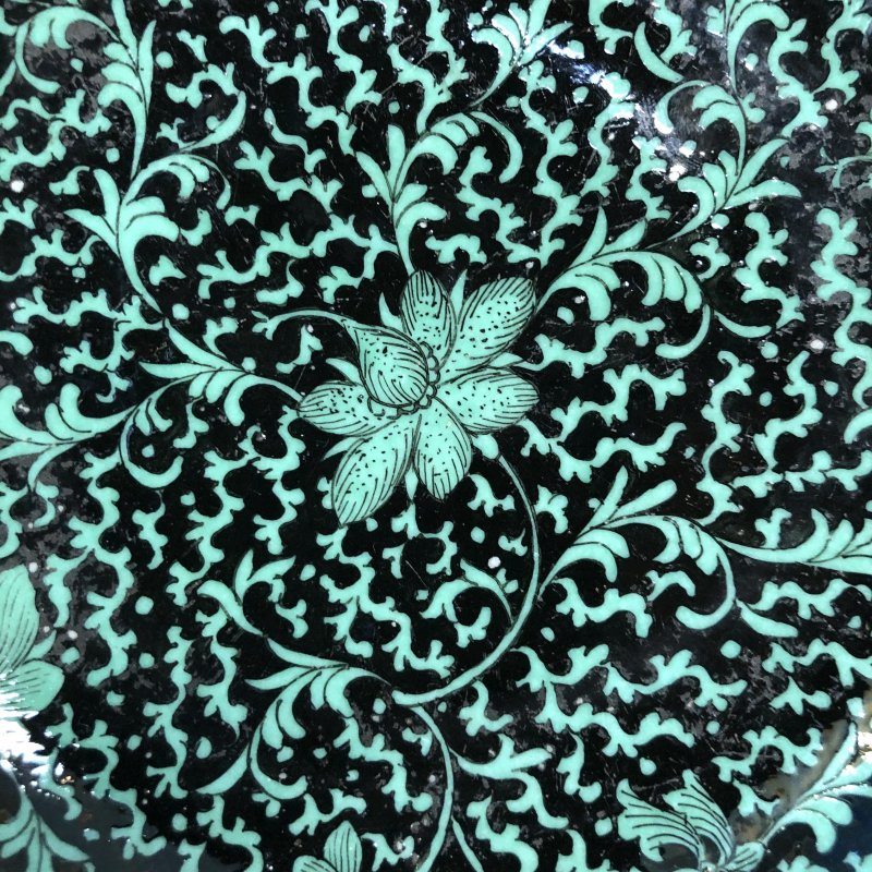 清乾隆墨地绿彩缠枝花卉纹盘-多宝古瓷宝典