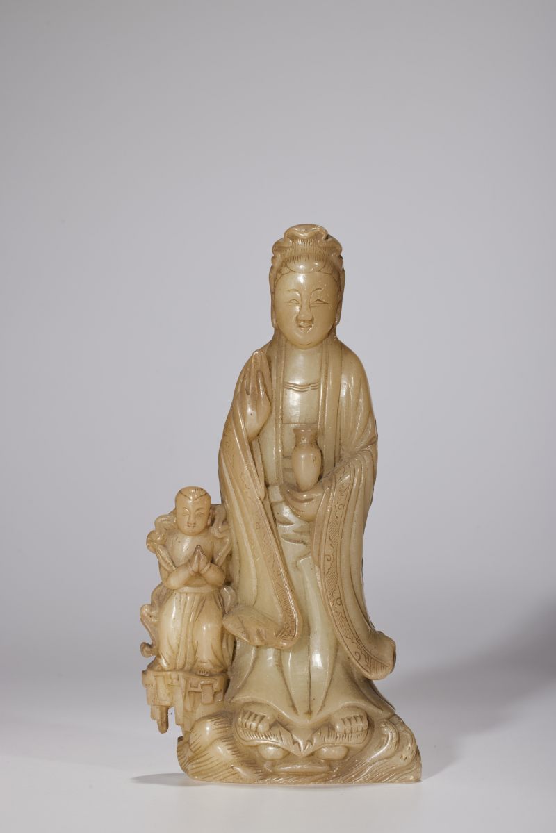 清  寿山芙蓉石童子拜观音带原龛 - 图6