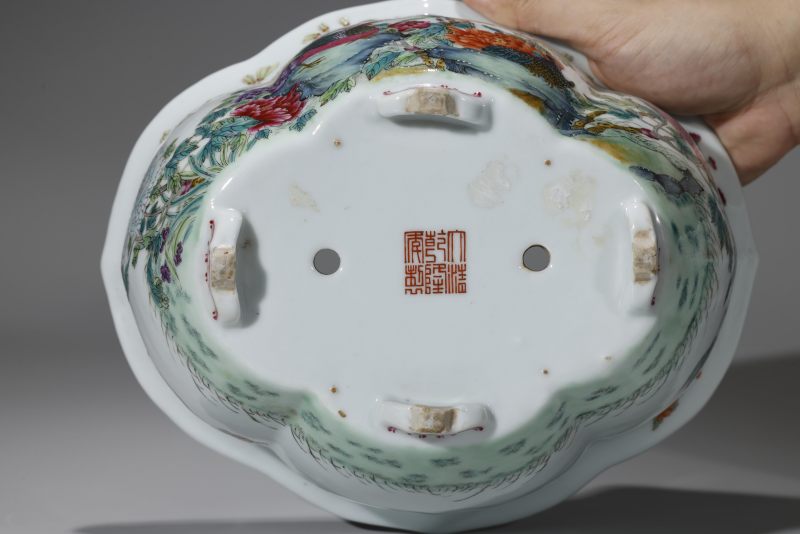 清  粉彩玉堂富贵海棠盆一对（带托） - 图9