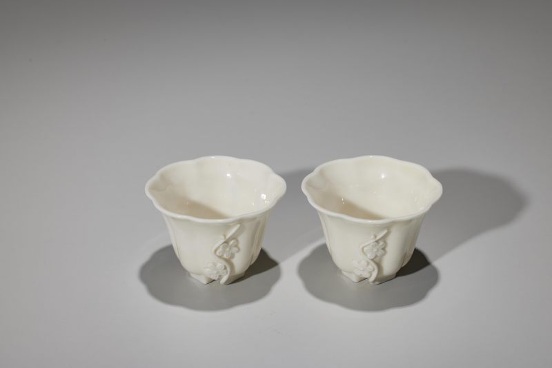 明末期  德化白瓷浮雕花卉纹杯一对 - 图3