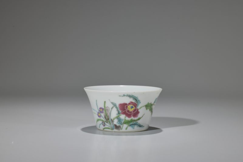 清中期  粉彩蝶恋花马蹄杯 - 图2