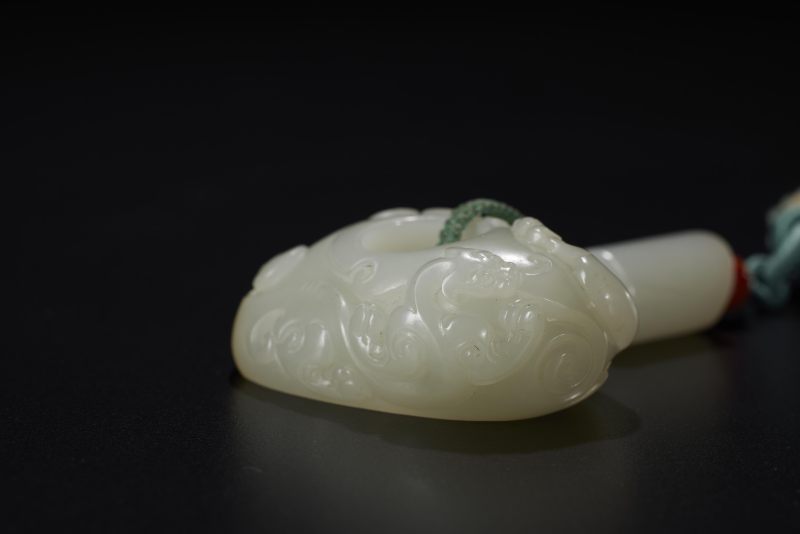 清  白玉雕螭龙鸡心佩多宝串 - 图3