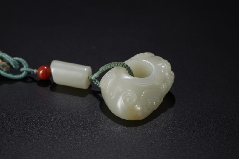清  白玉雕螭龙鸡心佩多宝串 - 图4