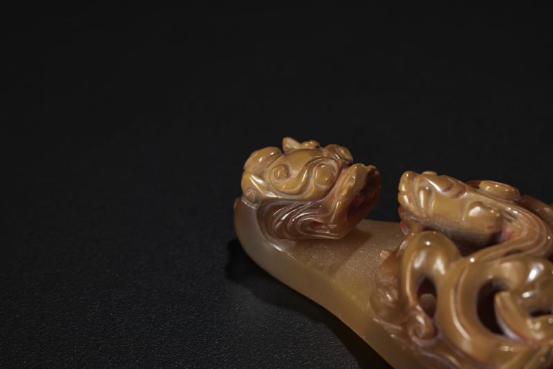 明  玛瑙雕苍龙教子带钩 - 图3