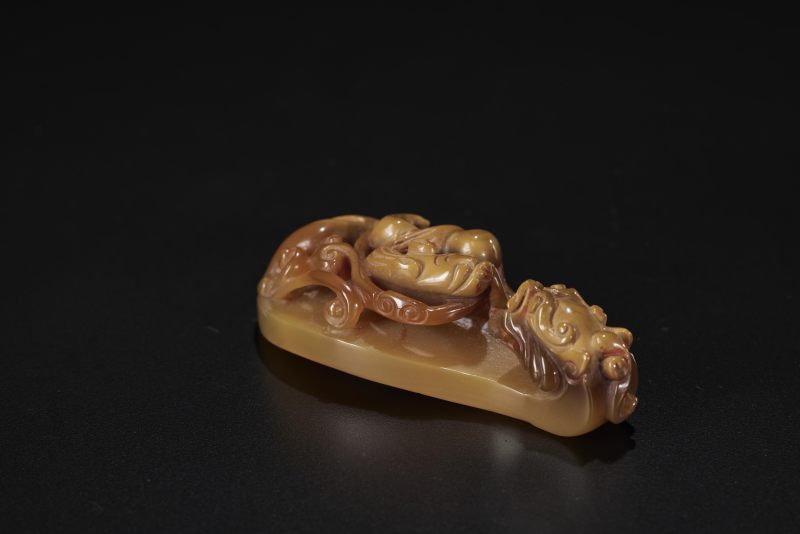 明  玛瑙雕苍龙教子带钩 - 图5