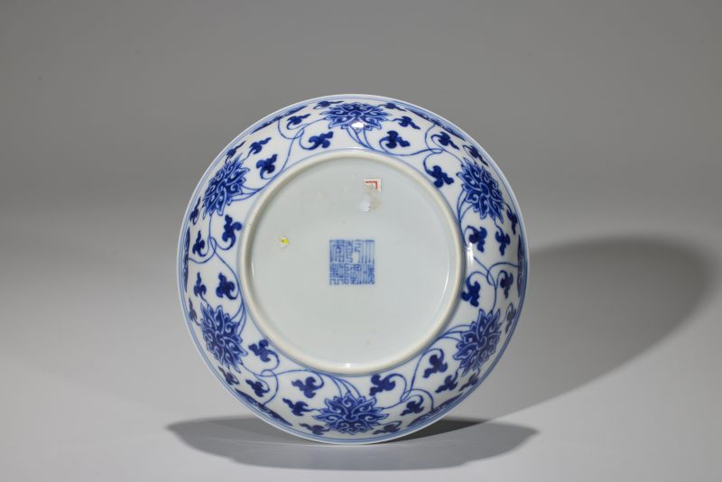 清乾隆  青花缠枝莲纹盘 - 图5