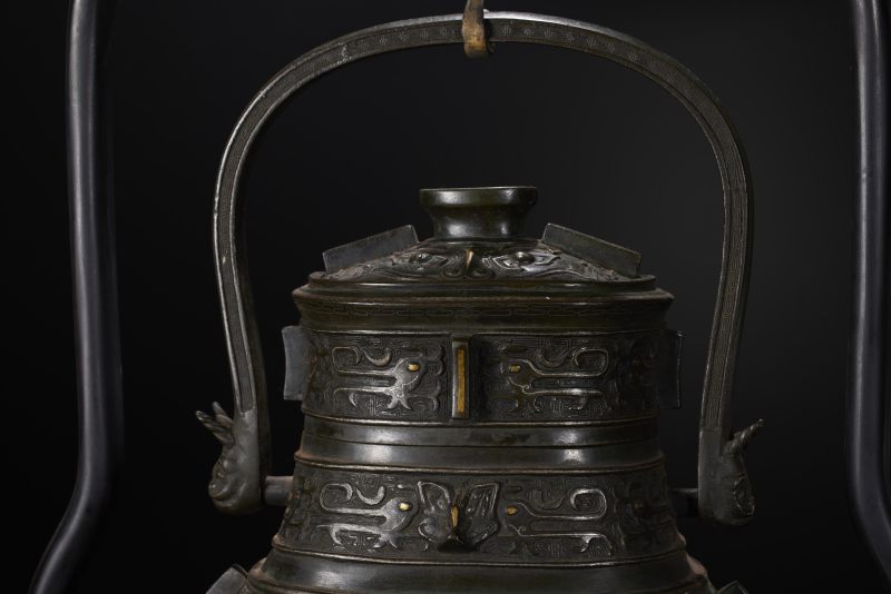 清  铜饕餮纹带盖提梁卣 - 图4