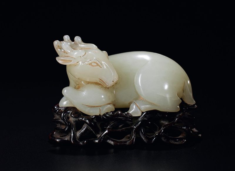 清  白玉雕鹿回首（红木原座）
