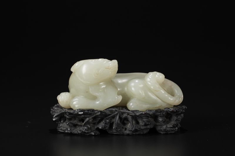 清  白玉雕瑞兽，紫檀原座 - 图3