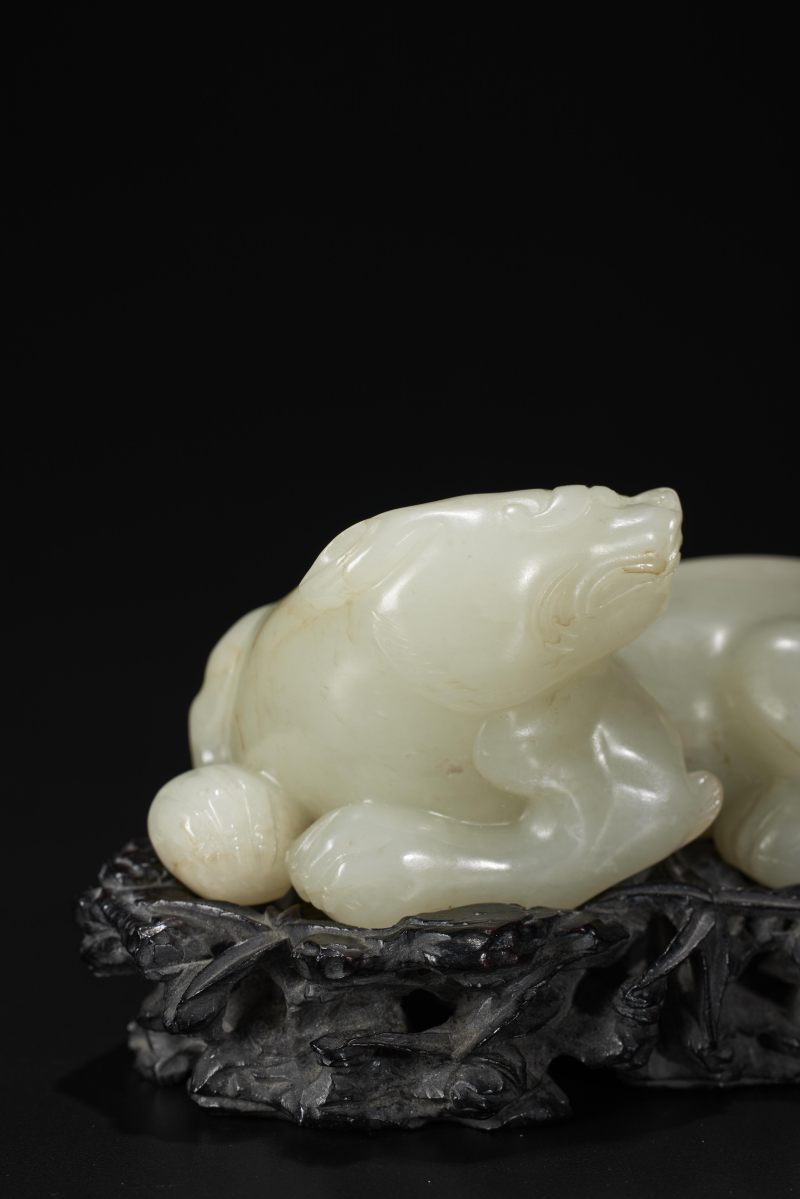 清  白玉雕瑞兽，紫檀原座 - 图4