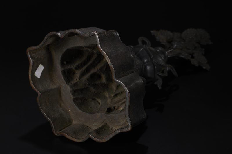 明  山石宝瓶花束铜佛供 - 图8