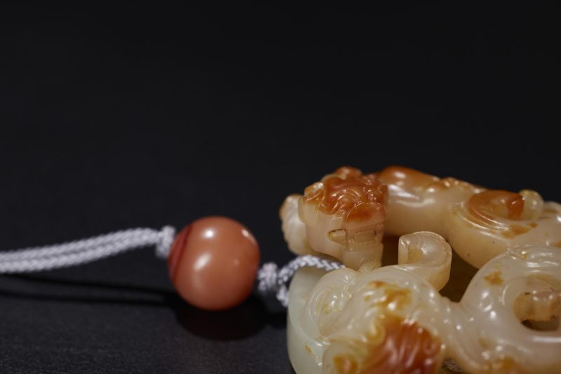 清  俏色玉雕螭龙纹鸡心佩 - 图4