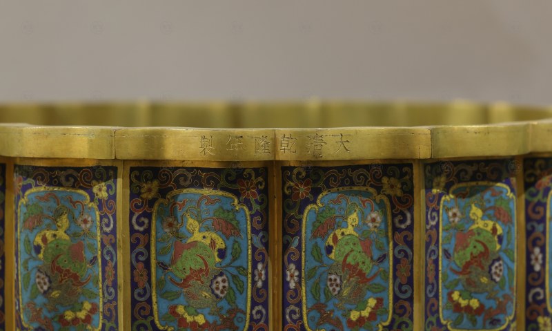 清乾隆 铜珐琅菱花式三足彝炉 - 图4