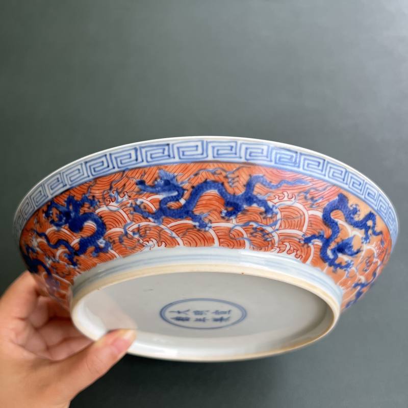 清康熙 仿宣窑青花矾红九龙闹海图盘 - 图4
