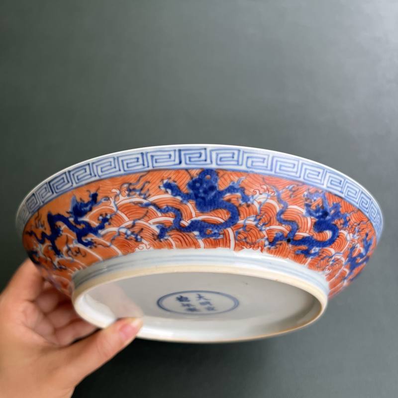 清康熙 仿宣窑青花矾红九龙闹海图盘 - 图5