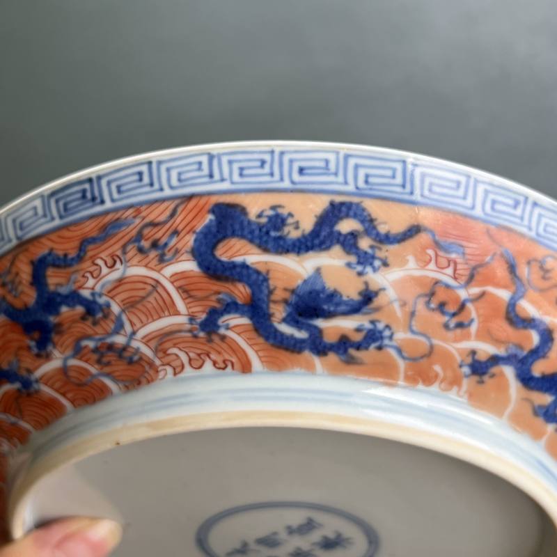 清康熙 仿宣窑青花矾红九龙闹海图盘 - 图12