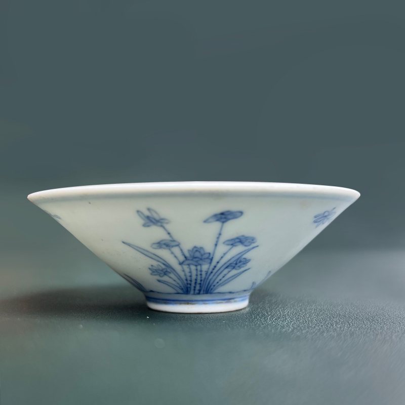 明 仿成化青花折枝花卉纹斗笠盏 - 图2