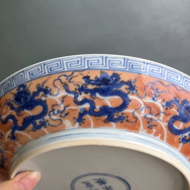 清康熙 仿宣窑青花矾红九龙闹海图盘 - 图14