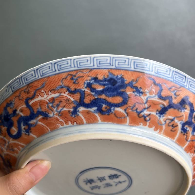 清康熙 仿宣窑青花矾红九龙闹海图盘 - 图16