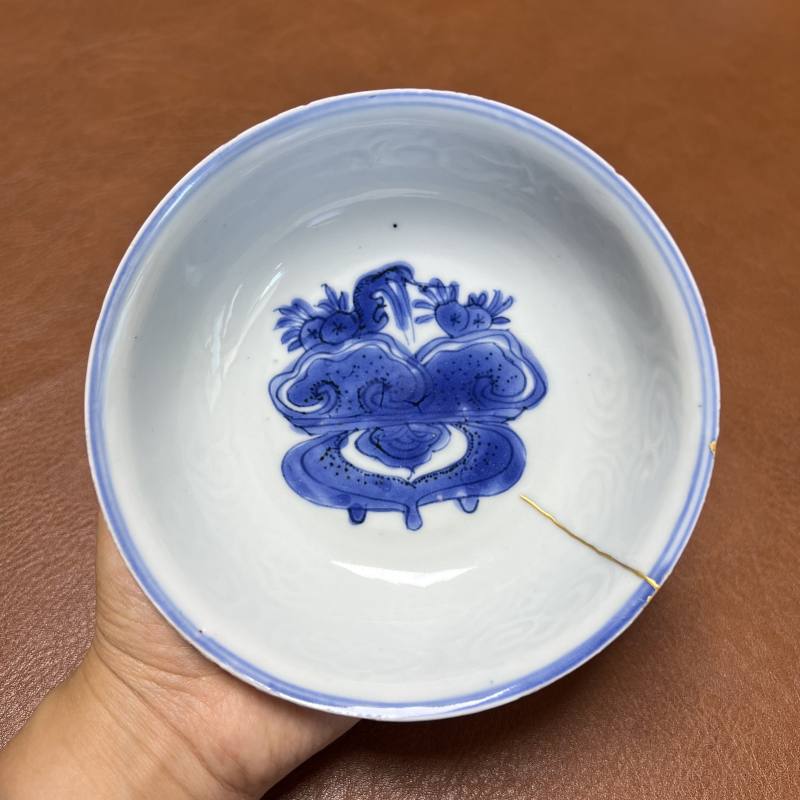 明 青花模印博古清供图浅碗 - 图2