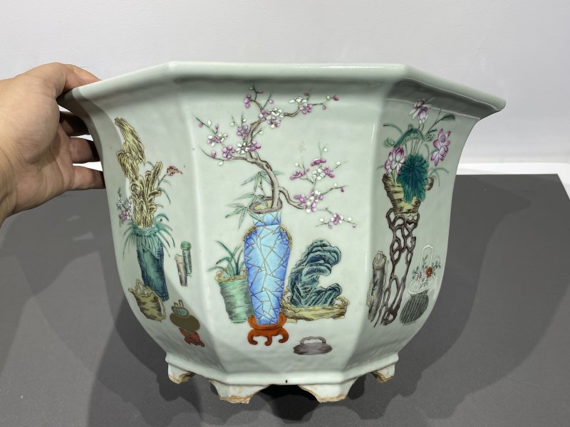 清乾隆 粉彩博古花卉花盆一对（带花几） - 图2