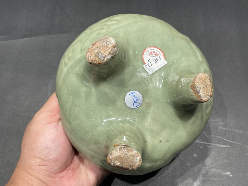 元 龙泉窑暗刻缠枝莲纹三足甬式炉 - 图7