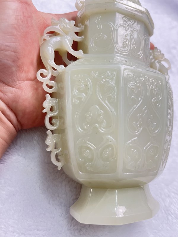 和田玉宝相花纹顾首龙耳兽顶盖瓶 - 图7