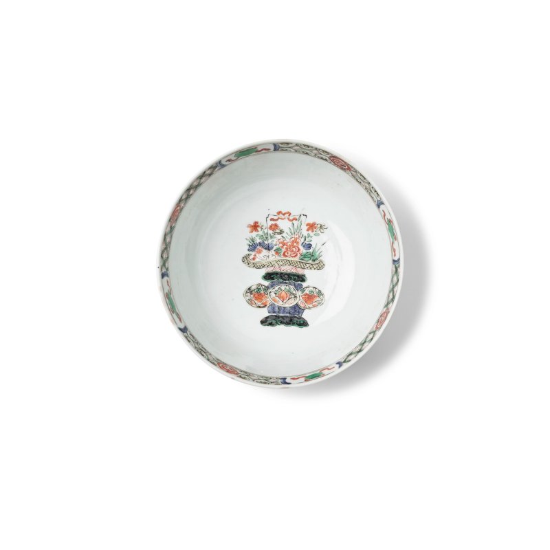 清康熙 五彩開光花果紋碗 | A FAMILLE-VERTE 'FRUIT AND FLOWER' BOWL - 图3