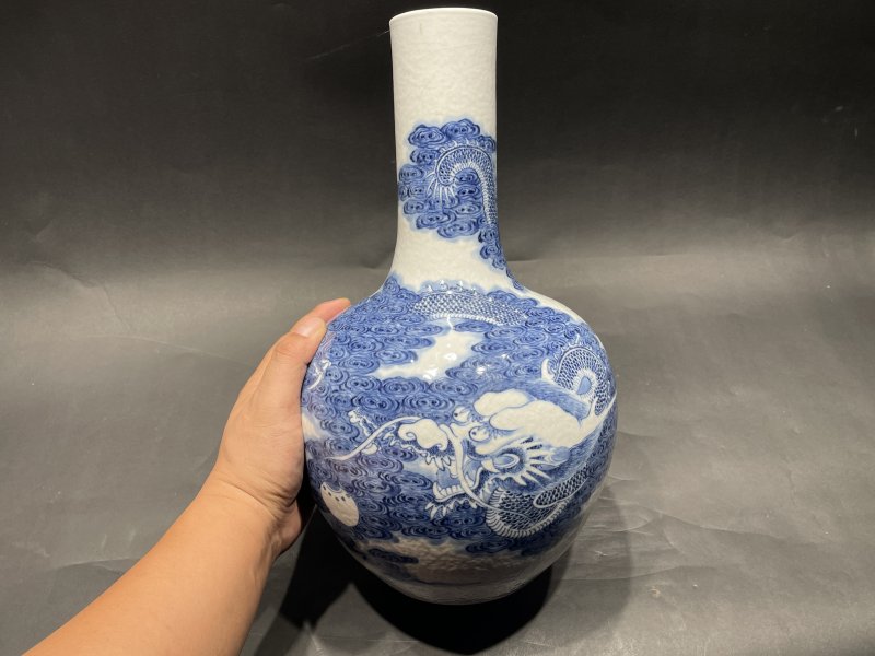 清乾隆 浆胎青花云龙七现天球瓶 - 图2