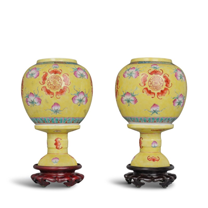 民國 黃地粉彩福壽紋薄胎燈罩一對 | A PAIR OF YELLOW-GROUND FAMILLE-ROSE 'EGG SHELL' GLOBULAR LAMPS