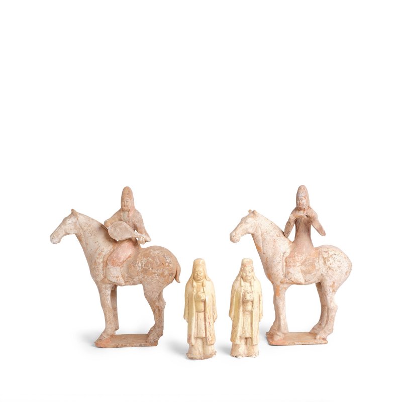 唐 彩繪騎馬樂佣及侍吏俑一組四件 | A GROUP OF FOUR POTTERY FIGURES