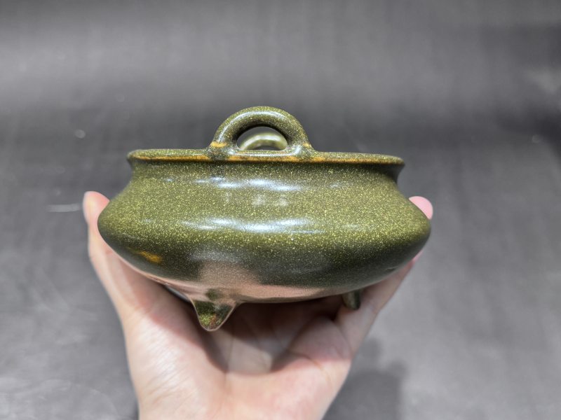 清乾隆 茶叶末釉双耳三足炉（带木座） - 图3