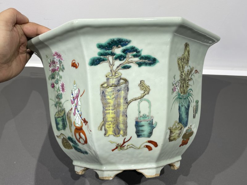 清乾隆 粉彩博古花卉花盆一对（带花几） - 图5
