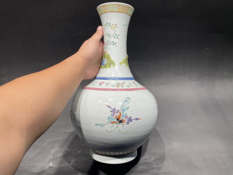 清光绪 粉彩花蝶纹赏瓶 - 图4